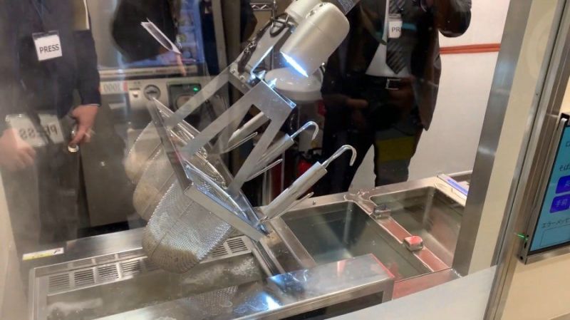 Após cozinhar o arros em água fervente, o robô deixa escorrer antes de colocar na água gelada - (Foto: Reprodução / YouTube)