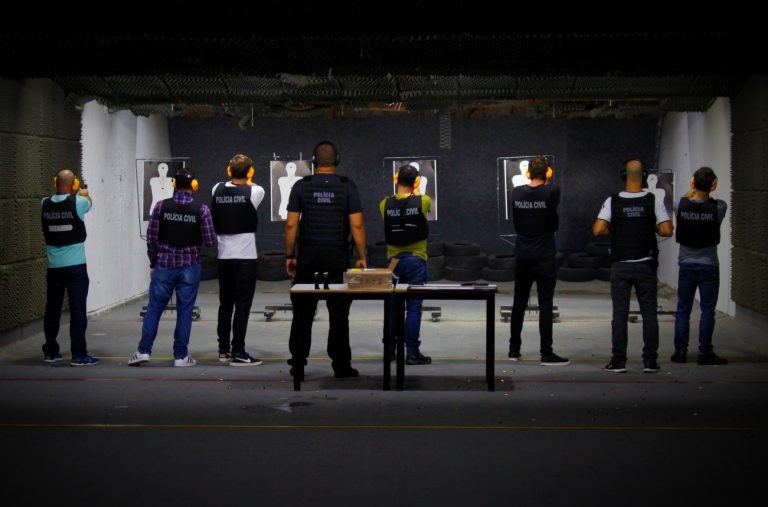 Proposta permite a publicidade de armas e estandes de tiro - (Foto: Divulgação/Polícia Civil do Paraná)