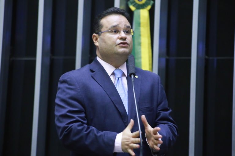 Trad: ideal seria candidato fazer exames pelo SUS, mas o sistema está sobrecarregado - (Foto: Paulo Sergio/Câmara dos Deputados)