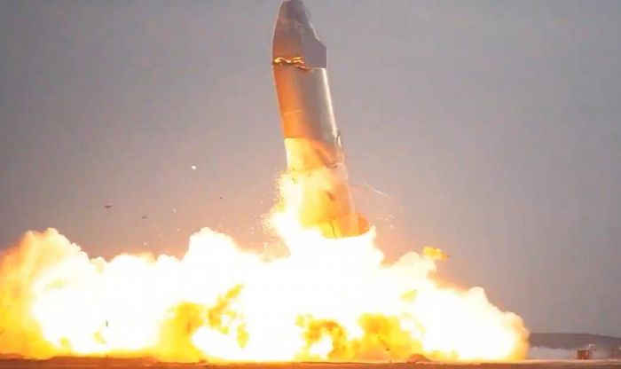 O Starship explodiu após pousar na base de Boca Chica, no Texas - (Foto: Reprodução via Twitter)