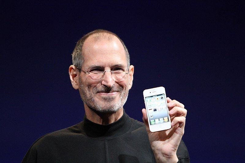 Steve Jobs, um dos fundadores da Apple, em evento de lançamento de um dos modelos do iPhone - (Foto: Wikimedia Commons)