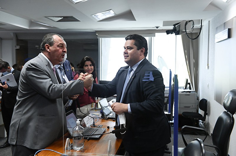 Davi Alcolumbre (D) cumprimenta Omar Aziz, antes de anunciar cancelamento da reunião - Edilson Rodrigues/Agência Senado