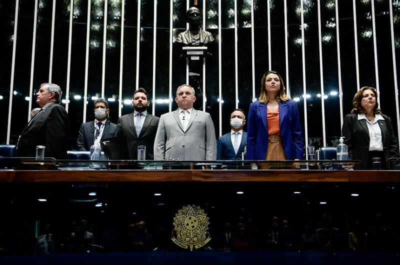 Izalci Lucas e Leila Barros, ambos senadores pelo Distrito Federal, durante a homenagem - Pedro França/Agência Senado
