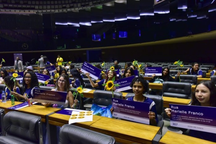 A deputada Erika Hilton (C) presidiu a sessão solene - (Foto: Zeca Ribeiro / Câmara dos Deputados)