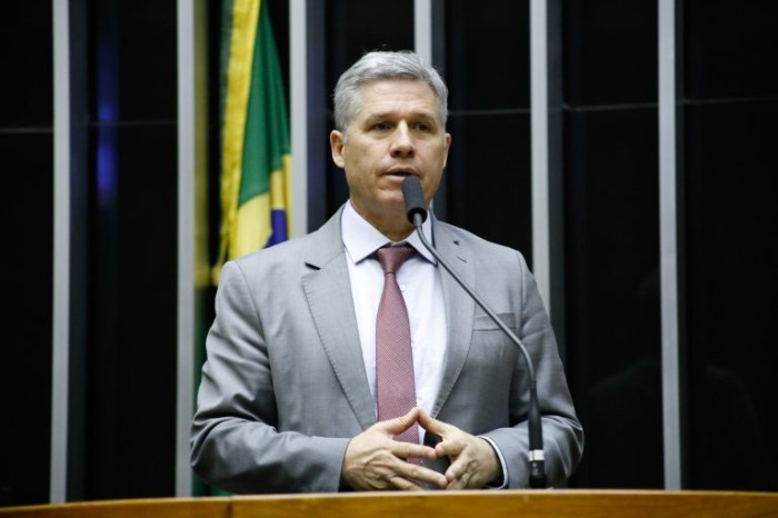 Teixeira (foto) e Molon lembram que o acervo de armas subiu 287% durante o governo anterior - (Foto: Elaine Menke/Câmara do Deputados)