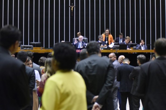Parlamentares analisam propostas em Plenário - (Foto: Zeca Ribeiro/Câmara dos Deputados)