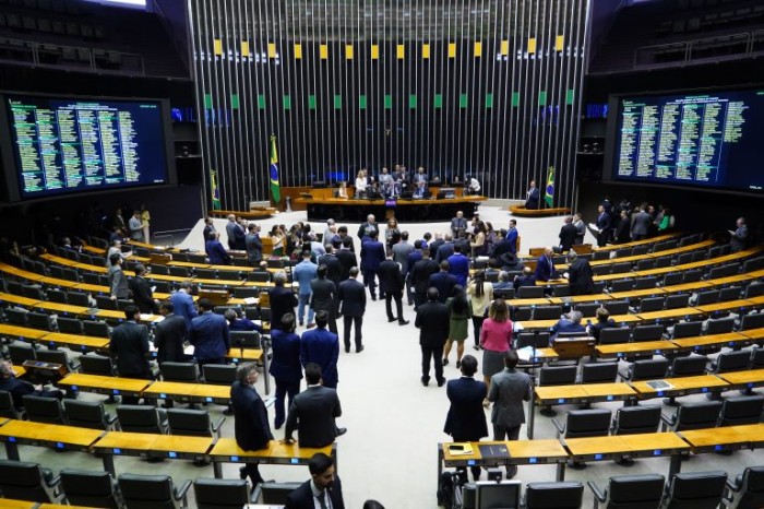 Deputados analisam propostas em Plenário - (Foto: Pablo Valadares/Câmara dos Deputados)