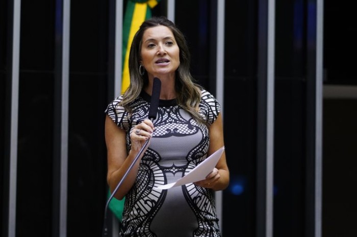 Greyce Elias: legenda comum descreve somente falas, enquanto a descritiva aborda outros elementos da narrativa - (Foto: Pablo Valadares / Câmara dos Deputados)
