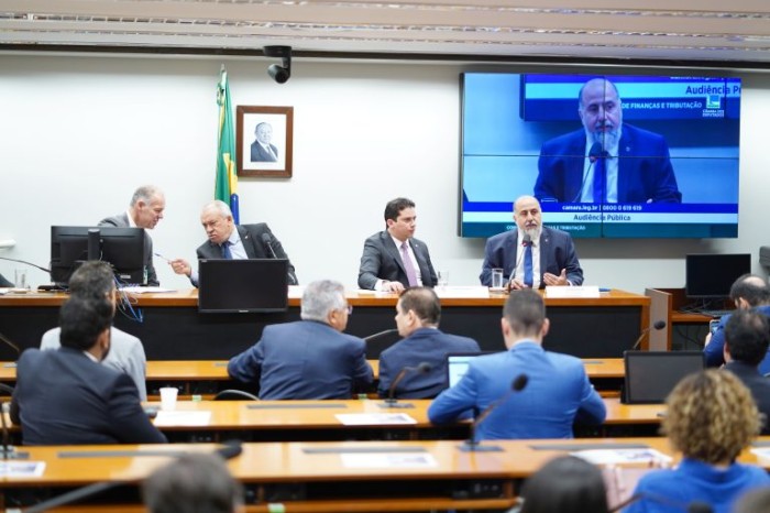 Deputados lembraram que Câmara já aprovou proposta que legaliza jogos de azar - (Foto: Pablo Valadares / Câmara dos Deputados)