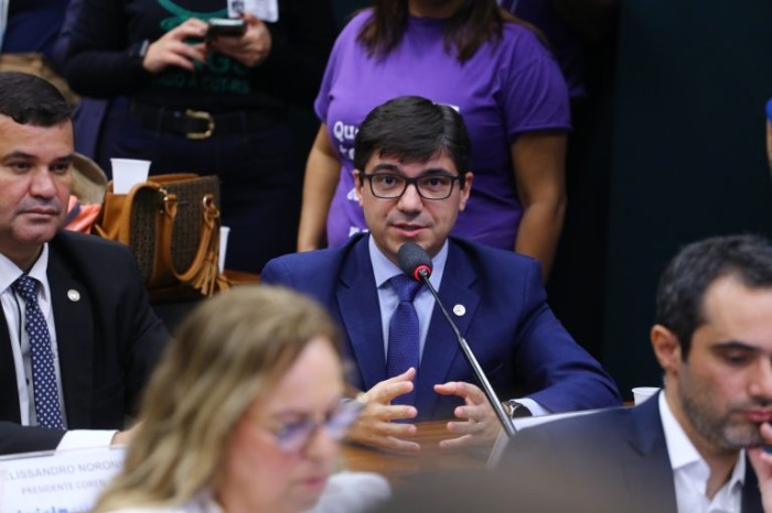 Menezes: enfermeiros querem ver o piso pago a partir de maio - (Foto: Vinicius Loures/Câmara dos Deputados)
