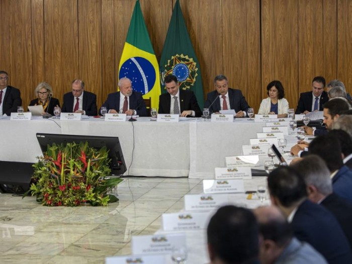 Reunião com chefes dos Três Poderes, governadores e ministros no Palácio do Planalto - (Foto: Joédson Alves/ Agência Brasil)