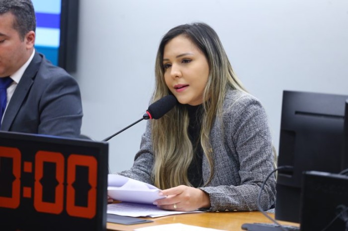 Andreia Siqueira: “O piso de R$ 5,5 mil é o mais oportuno” - (Foto: Vinicius Loures/Câmara dos Deputados)