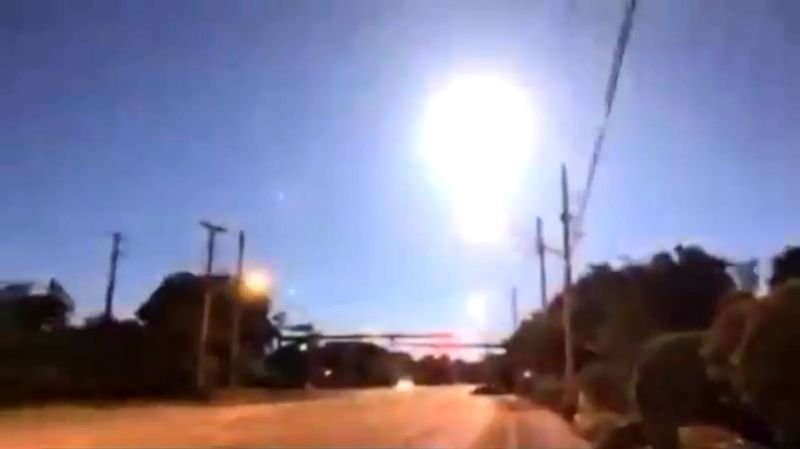 Momento exato em que o meteoro explodiu - (Foto: Reprodução: Twiter)