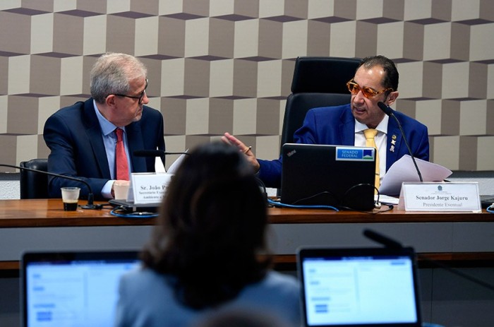 Capobianco e o senador Jorge Kajuru, que presidiu a audiência - Foto: Edilson Rodrigues/Agência Senado
