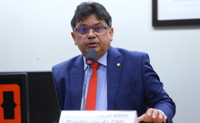 Jerry defendeu punição apenas para casos onde não houver justificativa legal - (Foto: Vinicius Loures/Câmara dos Deputados)