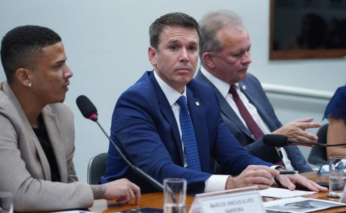 Felipe Carreras (C) quer investigar tratamento diferenciado dado a  jogadores - (Foto: Pablo Valadares / Câmara dos Deputados)