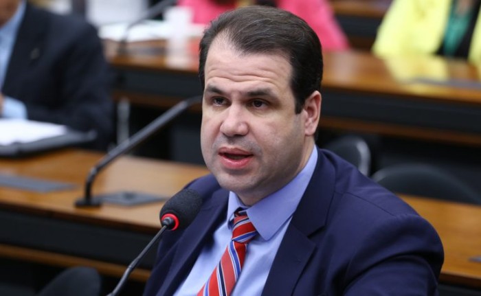 Aureo Ribeiro recomendou a aprovação do projeto, com mudanças no texto original - (Foto: Vinicius Loures/Câmara dos Deputados)