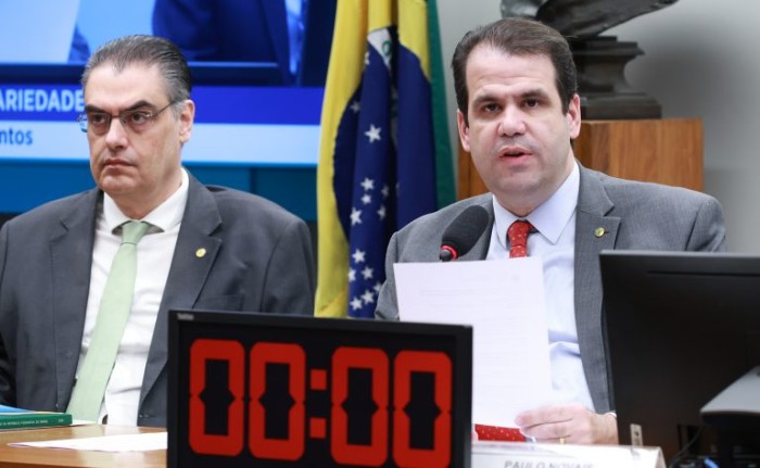Deputados Lafayette de Andrada (E) e Aureo Ribeiro (presidente), em reunião da CPI - (Foto: Will Shutter/Câmara dos Deputados)
