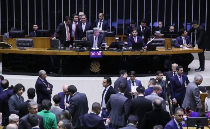 Deputados analisam propostas no Plenário - (Foto: Bruno Spada/Câmara dos Deputados)