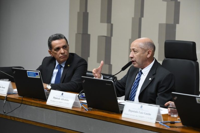 O relator da comissão mista, senador Mecias de Jesus (E), e o presidente, deputado Alfredinho - (Foto: Marcos Oliveira/Agência Senado)
