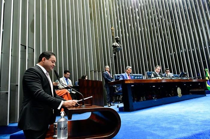 Weverton lê o seu relatório para o Plenário: Senado retirou do texto a resolução extrajudicial de dívidas e a possibilidade de penhora de bem de família - Foto: Waldemir Barreto/Agência Senado