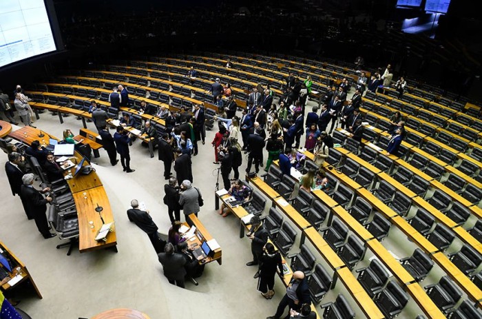 O reajuste, a ser pago a bombeiros e policiais militares, será dividido em duas parcelas - Foto: Marcos Oliveira/Agência Senado