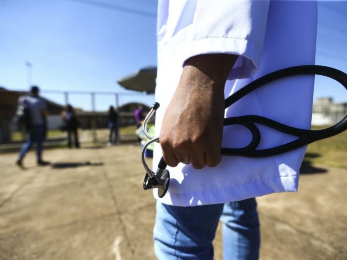 Para ingressar no programa, médicos formados no exterior não precisarão fazer a revalidação do diploma - (Foto: Marcelo Camargo/Agência Brasil)