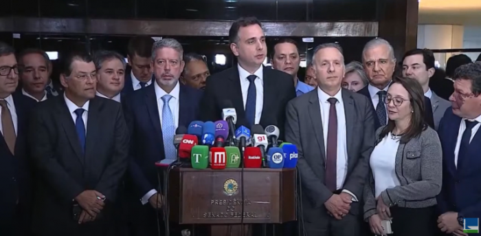 Lira, Pacheco e líderes em entrevista coletiva após entrega simbólica da reforma tributária - (Foto: Reprodução TV Senado)