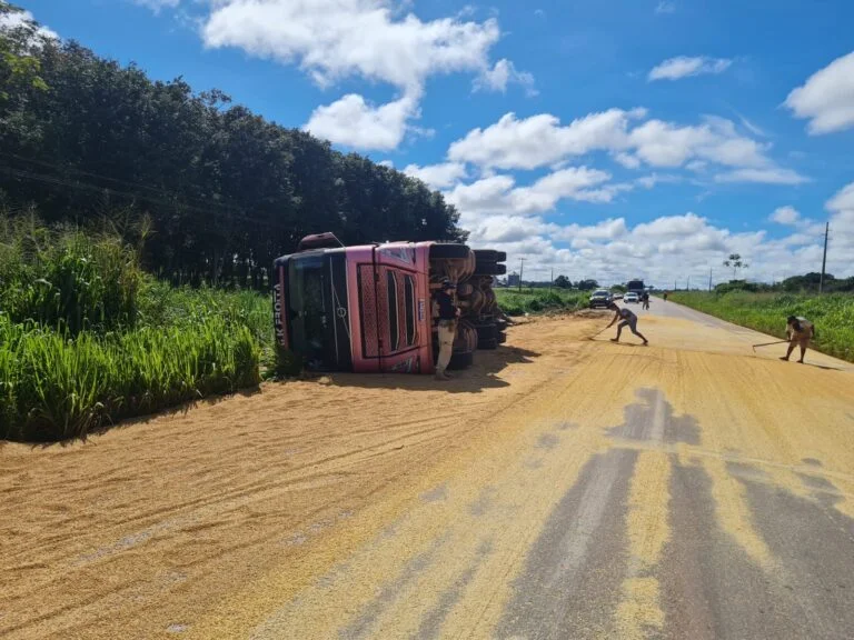 Imprudência na BR-163 em Itaituba: carreta tenta ultrapassagem perigosa e capota