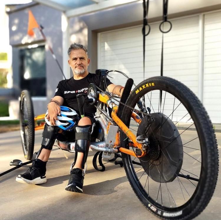 Jean Maggi em sua bicicleta adaptada que o levou ao topo do Himalaia - (Foto: Reprodução: Instagram)