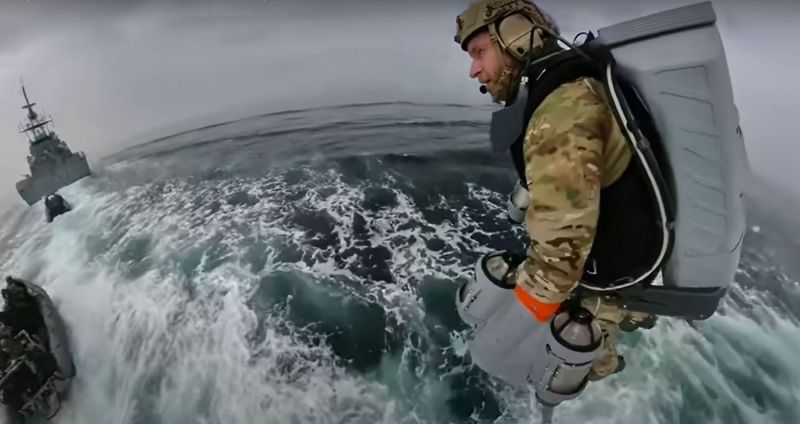 Marinha britânica testa roupa especial para embarque e desembarque no mar - (Foto: Reprodução/Gravity Industries)