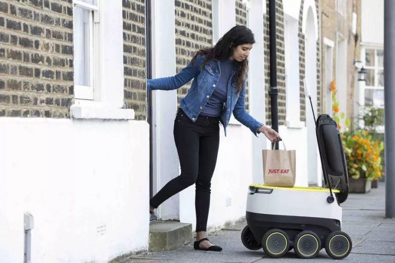 Um robô da empresa Starship realizando uma entrega de comida - (Foto: Starship Technologies)