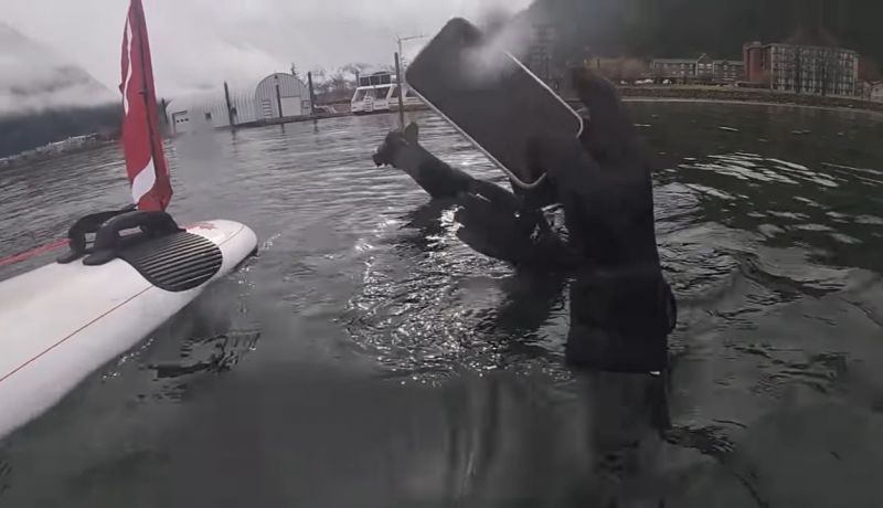 Celular estava há 6 meses no fundo do lago - (Foto: Reprodução/YouTube)