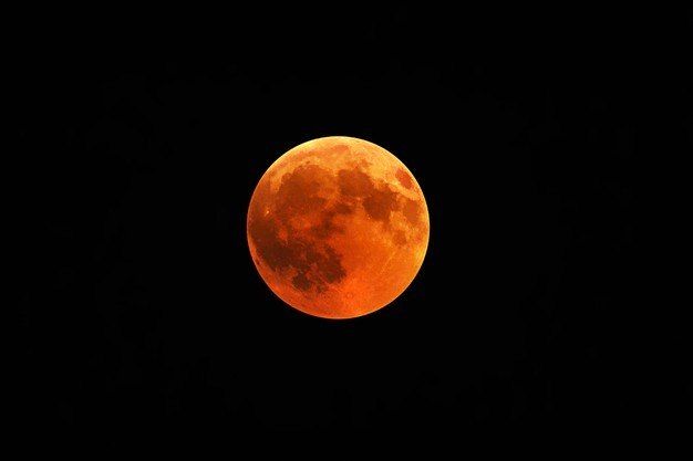 Superlua de sangue é um evento raro que acontecerá novamente em 2033 - (Foto: Freepik)