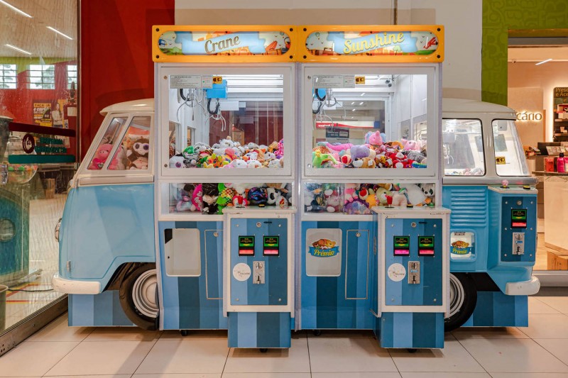 Clientes desenvolvem estratégias para capturar os bichinhos de pelúcia - (Foto: Divulgação/BR Machine)